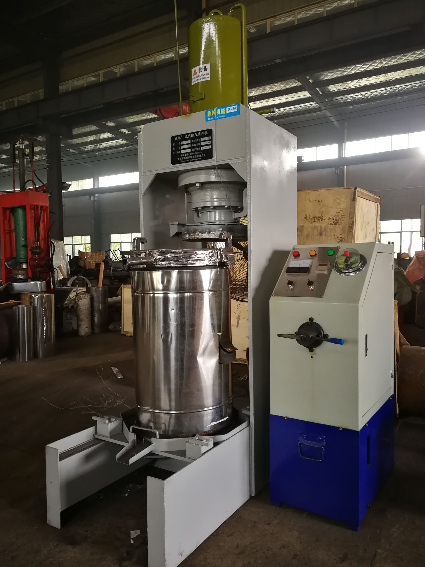 不銹鋼超高壓立式液壓壓榨機(jī)，果汁壓榨機(jī)，果渣壓榨機(jī)，藥材壓榨，油渣處理，白土壓榨